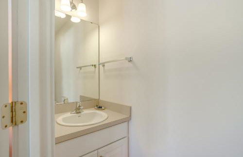 Lake Access and Pools Sun-Soaked Westford Cottage! - Foto 12