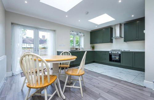 A wonderful and spacious house in a charming road - Photo 2