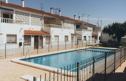 Bungalow with a pool and a terrace - Foto 44