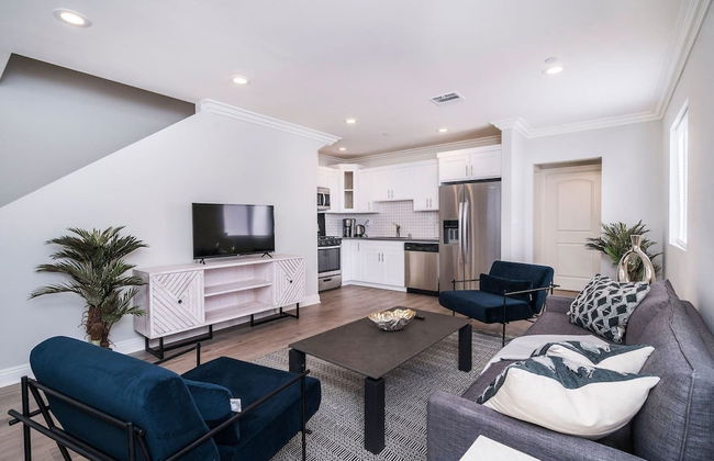 Brand NEW Modern Luxury 3bdr Townhome In Silver Lake - Photo 14