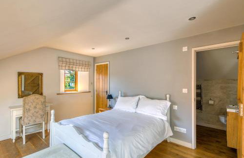 Putsborough Manor 3 Self Catering Cottages with Beach a short walk, dog friendly all year, On site Tennis, Play Area, Paddock, Spa baths, BBQ, Private Gardens, Superfast WIFI - Photo 51