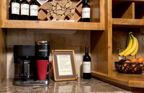 Big Bear Village View Haus is a large pet and kid friendly chalet with hot tub located a short walk to village - Foto 16