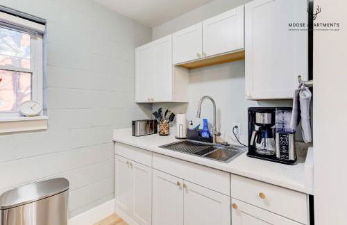 The Moose #7 - Instaworthy Studio with Amazing Views, Free Parking & Heated King Bed - Foto 15