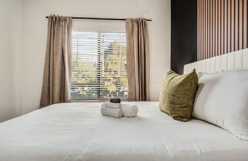 Boulevard Stays Quiet Modern 2BR Pickleball Pool Parking Gym 06 - Foto 10