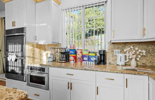 Entire Private Home with 4 Bedrooms 2 Bathrooms, Pool, View, 4 Parking, King Bed, Big Yard, Available Now - Foto 24