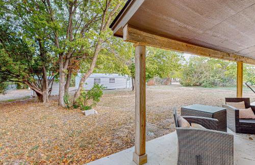 Beautiful dog-friendly home with fireplace, large yard, hammock, W/D, and AC - Foto 31