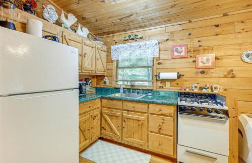 11 Mi to Dtwn Franklin Cabin with Porch! - Foto 9