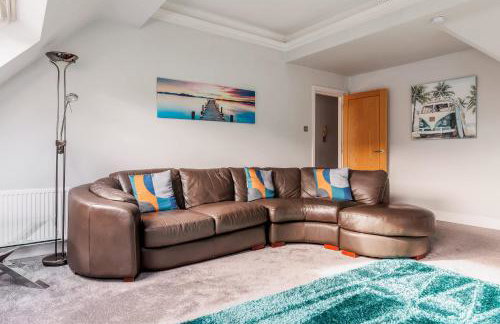 The Gables Penthouse - 15-Minute Walk to Branksome Chine Beach - Photo 3