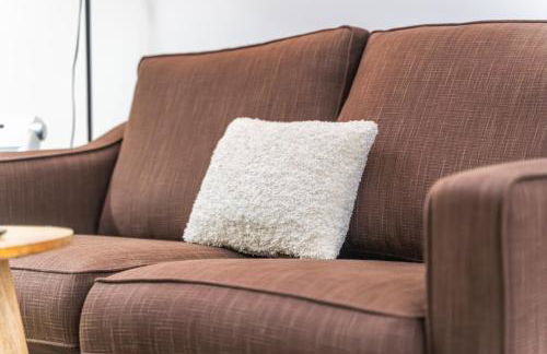 Exquisite 2-Bedroom Penthouse-Sleeps 7-Free Parking with Workspace & High-Speed WiFi - Foto 25