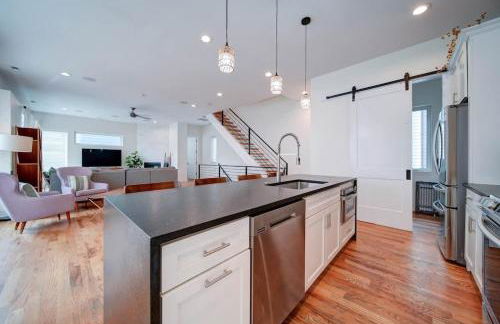 Luxe Townhome Rooftop Hot Tub Parking - Photo 14