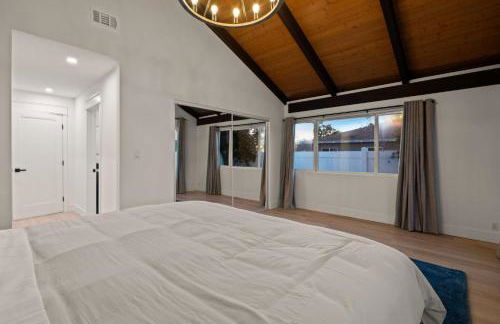 Spacious Modern Home with Rooftop & Private Backyard - Foto 37