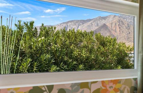 Whimsical Oasis Retreat by Rather Be Properties - Foto 48