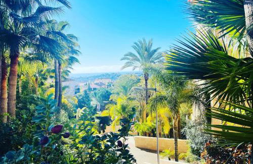 Luxury seaview apartment in Marbella located in a secure gated community with swimming pool and large terrace Perfect for families visiting Marbella and Puerto Banús - Foto 8