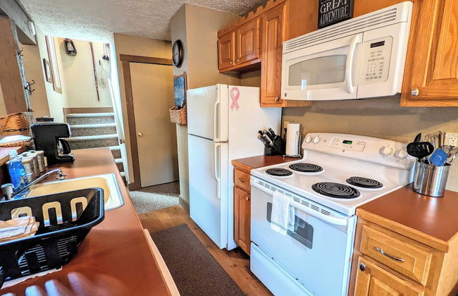 Frost Hollow by Avantstay Deck w/ Grill, Game Room Loft - Photo 7