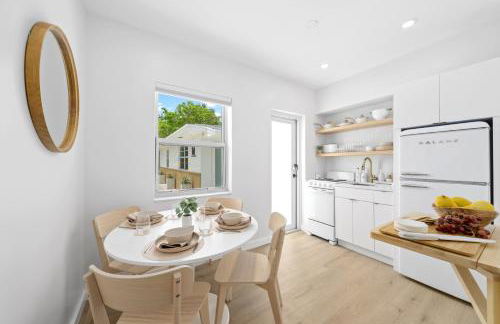 M Lake Worth Beach - Modern Villas Near West Palm Beach, Chic Retro Vibes, King Bed, Cozy Backyard, BBQ, Workspace, High-Speed Internet, Free Parking, 5 Minutes to Downtown & Beach - Foto 67