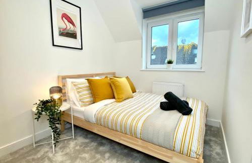 NEW Beautiful Large 3 bedroom House - 5 Minutes to the nearest Beach! - Great Location - Garden - Parking - Fast WiFi - Smart TV - Newly decorated - sleeps up to 7! Close to Poole & Bournemouth & Sandbanks - Foto 8