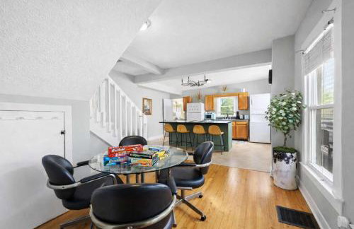 Cozy Downtown Stay w Private Backyard & Parking - Foto 1