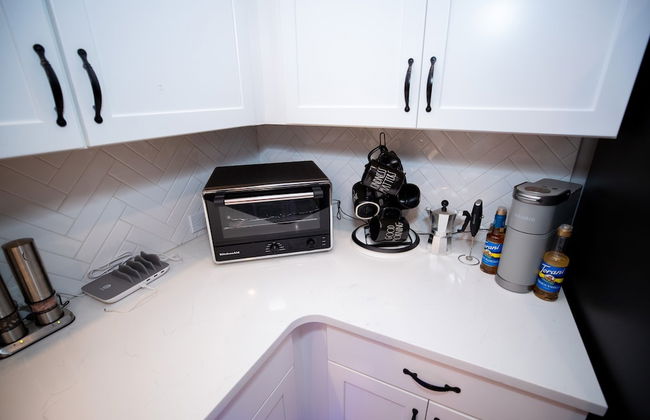 Brand New Modern Pet Friendly Zen Home W/ Private Home Theater & Hot Tub! 2 Bedroom Home by RedAwning - Photo 18