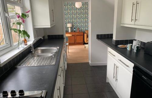 2 Bed-Sleeps 4-Parking-Pets-10 min walk to Beach - Foto 7