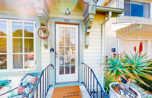 Steps to Sand Beach Hill Bungalow with Patio - Foto 14