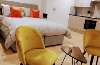 Market Haven Kingsize Studios Town Centre with Netflix, Business & Leisure travellers, multiple units available - Photo 1