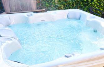 Chic Family Home with Garden Fire Pit & Event Space, Hot Tub - Foto 51