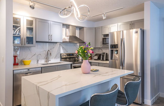 Luxurious Honeymoon & Anniversary Suite - Photo 3