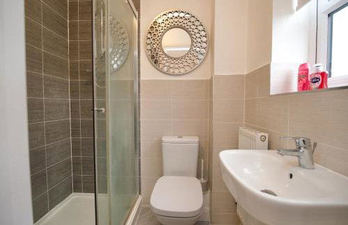 Clothier House - Stylish 3Bed Haven, WiFi & Driveway Parking - Foto 16