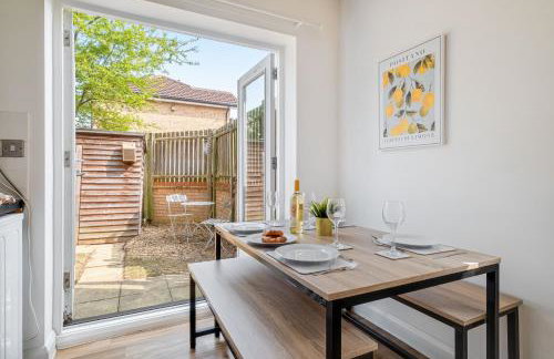 Modern & comfortable 4 bed house - Photo 2