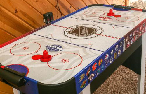 Luxe Escape with Decks, Mtn Views, Game Room! - Foto 32