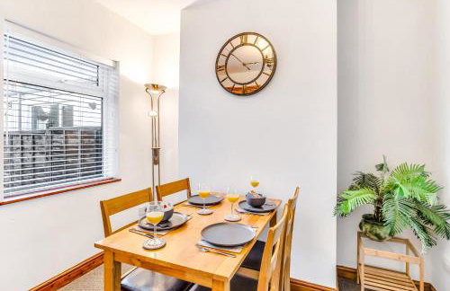 Comfortable 3 Bedroom Gem with 2 Bathrooms Perfect for Groups - Photo 11