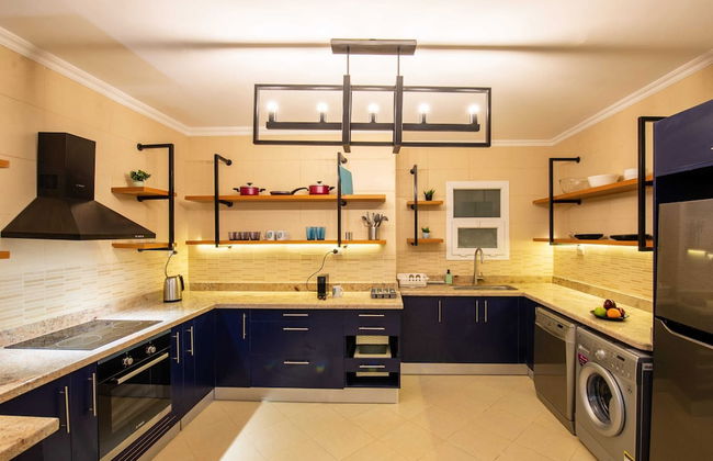 Xuru Stays I Waterfront Designer 2BR - 5 min to Airport - Foto 14