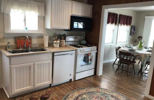 Anthony Beach - Seneca Lakefront Retreat w Covered Dock Lounge Area - Hot Tub & Fire Pit - Pets OK - Foto 13