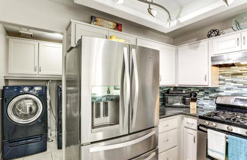 Pool Access Beautiful Modern Home in Las Vegas! - Photo 10