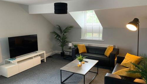 Fantastic Large 2 X Bedroom Flat, Free Parking - Photo 2