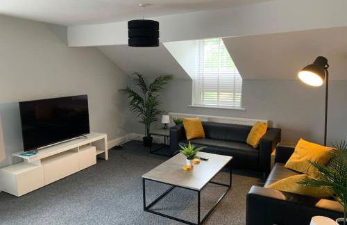 Fantastic Large 2 X Bedroom Flat, Free Parking - Photo 2