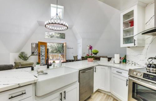 North San Diego Retreat with Deck, Fire Pit Table! - Foto 10