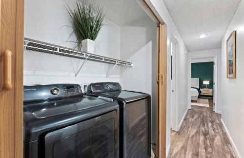 Family 4BR Home with Patio by Willowcreek Park - Foto 39