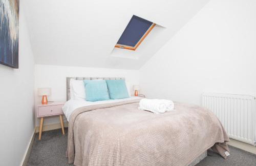 Spacious 4BR Home in Manchester with Parking & Wi-Fi - Foto 6