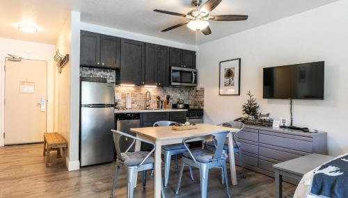 Beautiful Deluxe Studio w/Lake View #245 at Donner Lake Village - Foto 4