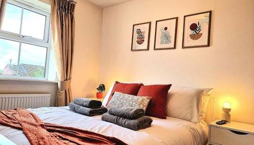Spacious 4 Bed Family Home with Private Garden & Free Parking - Hamilton - Foto 3, towels