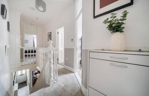 Selby House - Large 3 Bed Victorian Property in Portsmouth - Sleeps 5 - Photo 23