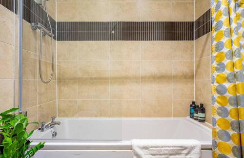 Bright, modern 2 bedroom house with free parking! - Foto 31