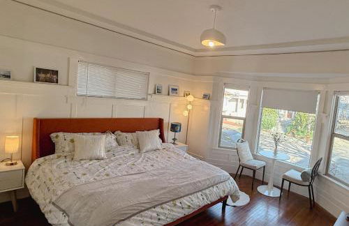 Bright, Modern & Artsy Space - Photo 4