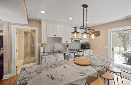 Cheerful 5-bedroom w/Screened Patio, Sleeps 10 in the heart of Fremont! - Foto 13