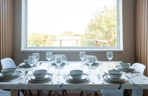 Clifftop Coastal Retreat - Accessible Pet Friendly Sea View - Sleeps 8 - Perfect for Contractors and Long Stays - Foto 13