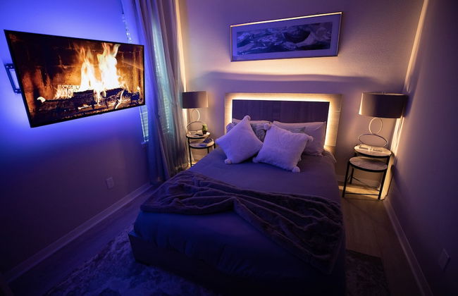 Brand New Modern Pet Friendly Zen Home W/ Private Home Theater & Hot Tub! 2 Bedroom Home by RedAwning - Photo 9