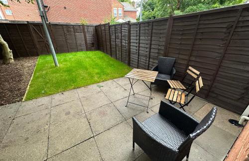 Comfortable 3 Bed House with Garden & Parking - Foto 16