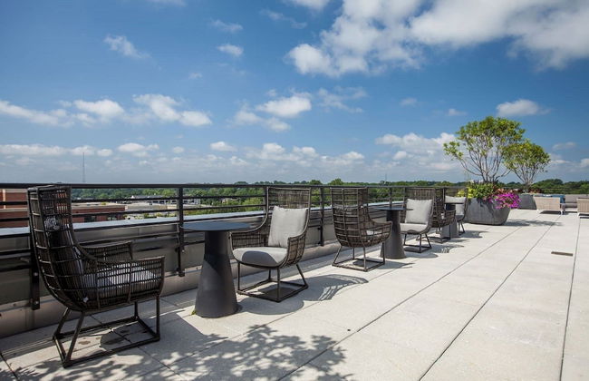 Global Luxury Suites at Bethesda Metro - Photo 29