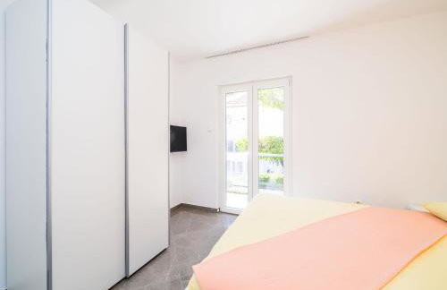 Apartments & Rooms Bari i -Standard One Bedroom Apartment with Balcony and Garden View APT-3 - Photo 8